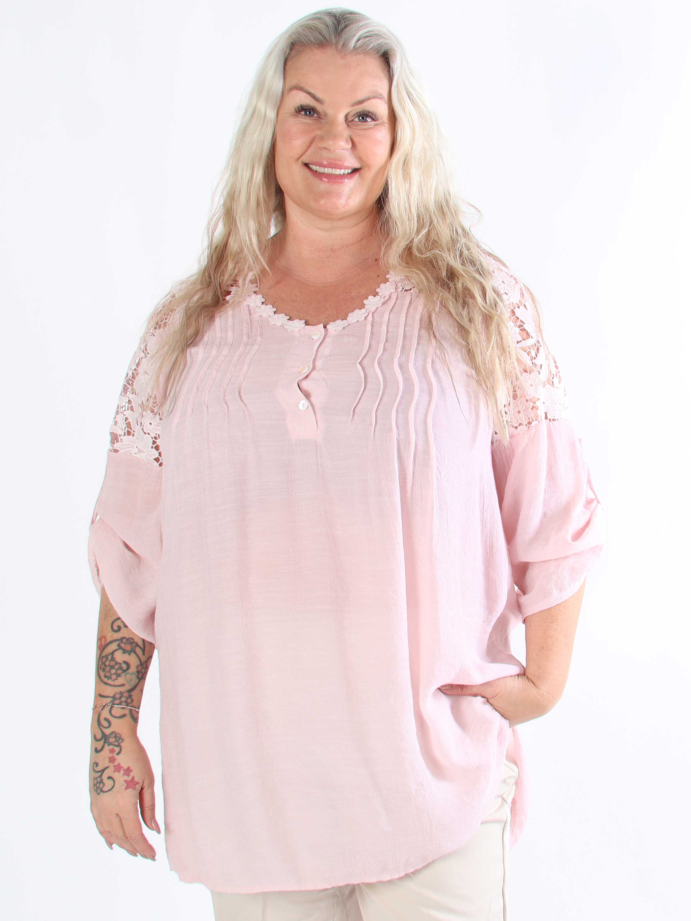 Rosalie - Sød feminin plus size tunika med broderet ryg